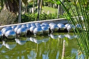 Jardim de Narciso, de Yayoi Kusama, instalado em Inhotim, Brumadinho (MG) em 2009
