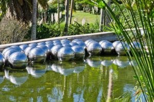 Jardim de Narciso, de Yayoi Kusama, instalado em Inhotim, Brumadinho (MG)